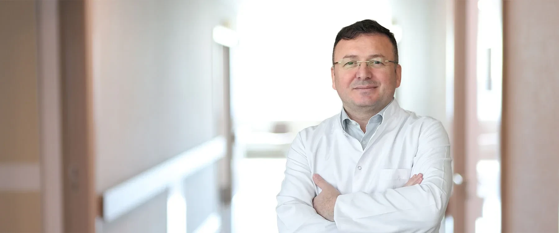 Prof. Dr. Servet Karagül hastane koridorunda
