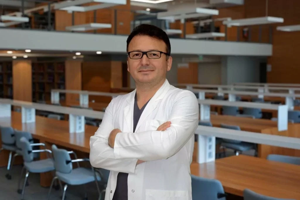 Prof. Dr. Servet Karagül kütüphanede